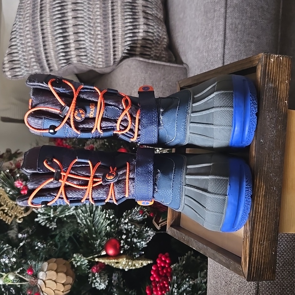 Big Kids Jambu size 4 waterproof snowboot